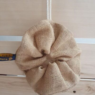 fleur de douche exfoliante en toile de jute.