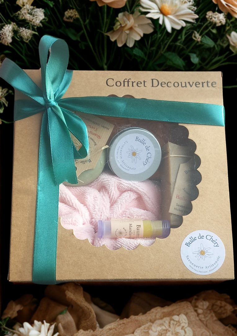 Coffret Découverte Bulle de Chéry – soins artisanaux naturels avec savon, shampoing solide, dentifrice, baume à lèvres, fleur de douche bambou et porte-savon aimanté.